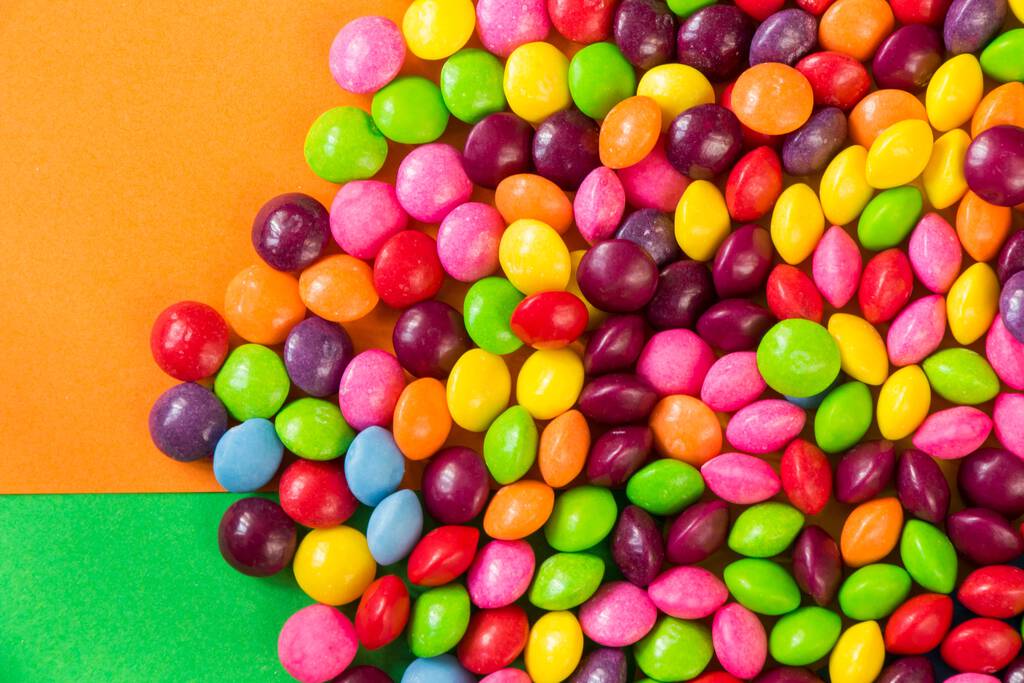 Um tiro aéreo de doces doces na superfície colorida - Foto, Imagem