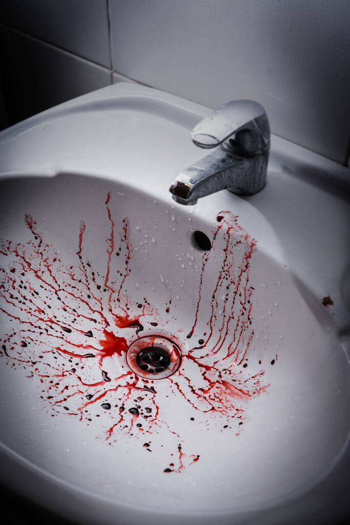 Τρομακτική σκηνή εγκλήματος με βρώμικο νιπτήρα μπάνιου και πιτσιλιές αίματος - Φωτογραφία, εικόνα