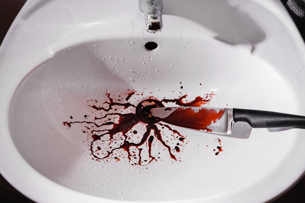 Kirli banyo lavabosunu kan sıçraması ve bıçakla kapatın. - Fotoğraf, Görsel