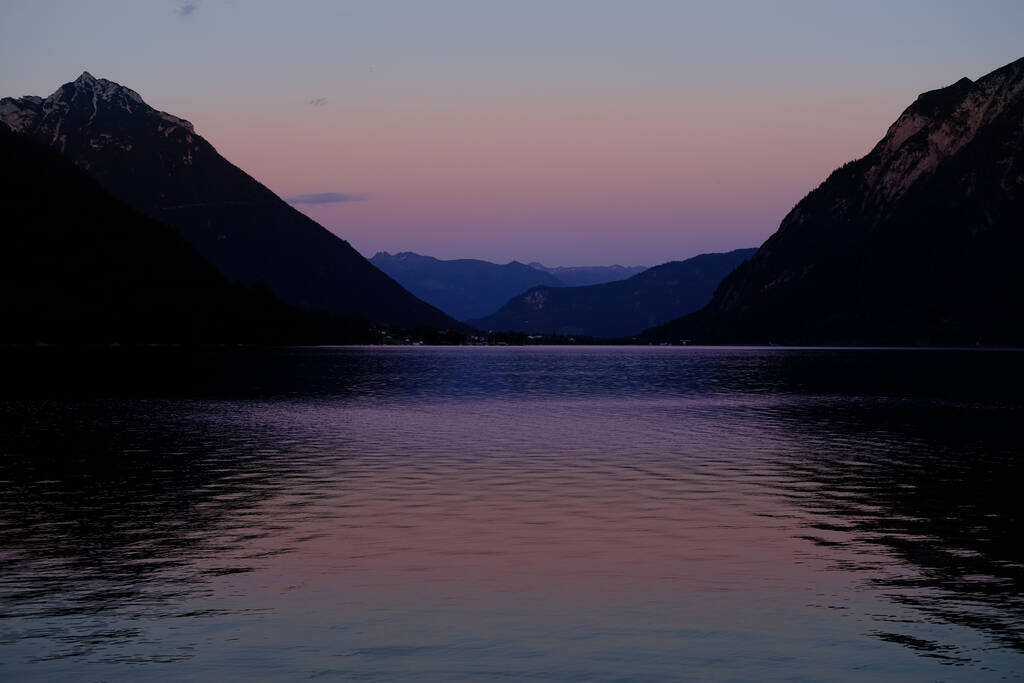 viehättävä ilta järvi Achensee Itävallassa, vihreät vuoret nousee yli rauhallinen lakeus vettä, käsite luonnon kauneutta, loma säiliö, vesiurheilu, keinona paikka Tiroli - Valokuva, kuva