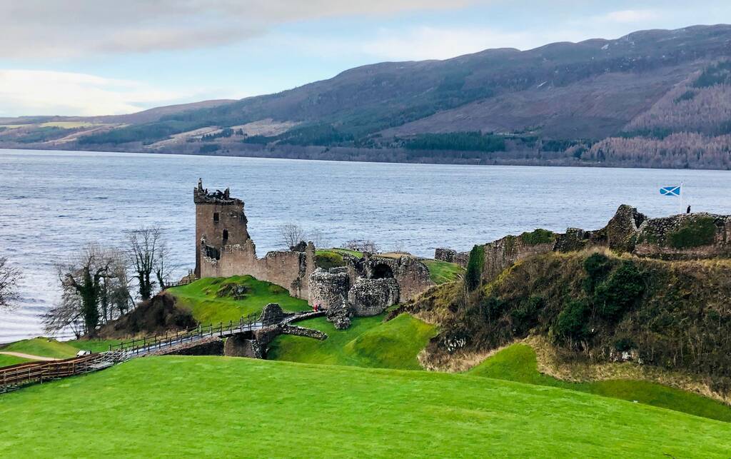 İskoçya 'da su kenarında bir kalenin güzel bir görüntüsü. - Fotoğraf, Görsel