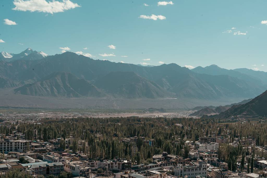 um tiro aéreo de uma montanha em leh ladakh - Foto, Imagem