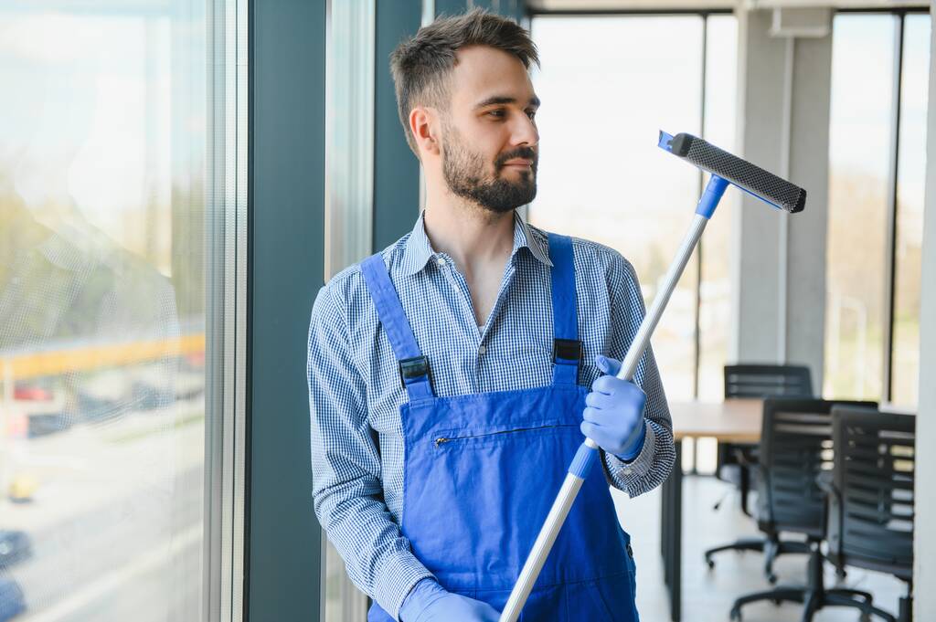 travailleur nettoyage des fenêtres service sur immeuble de grande hauteur
. - Photo, image