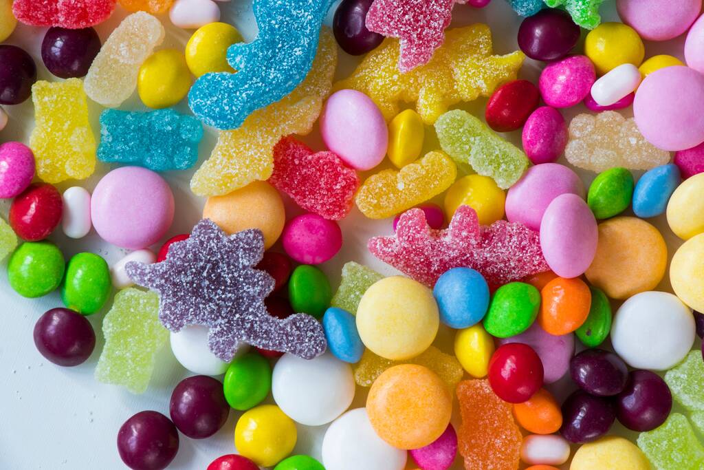 Un primer plano de dulces de colores sobre un fondo - Foto, Imagen