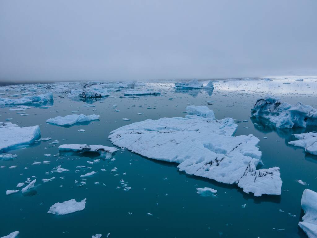 Uma vista aérea de geleiras no mar - Foto, Imagem