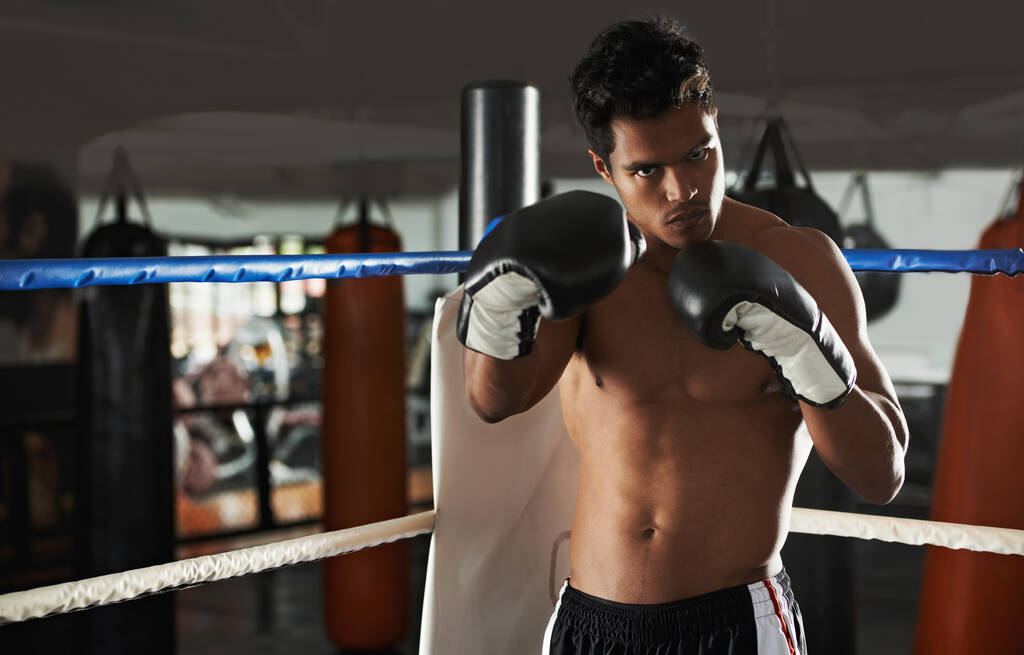 Хес, присвячений спорту боксу. молодий чоловічий боксер у бойовій позиції в боксерському кільці
 - Фото, зображення