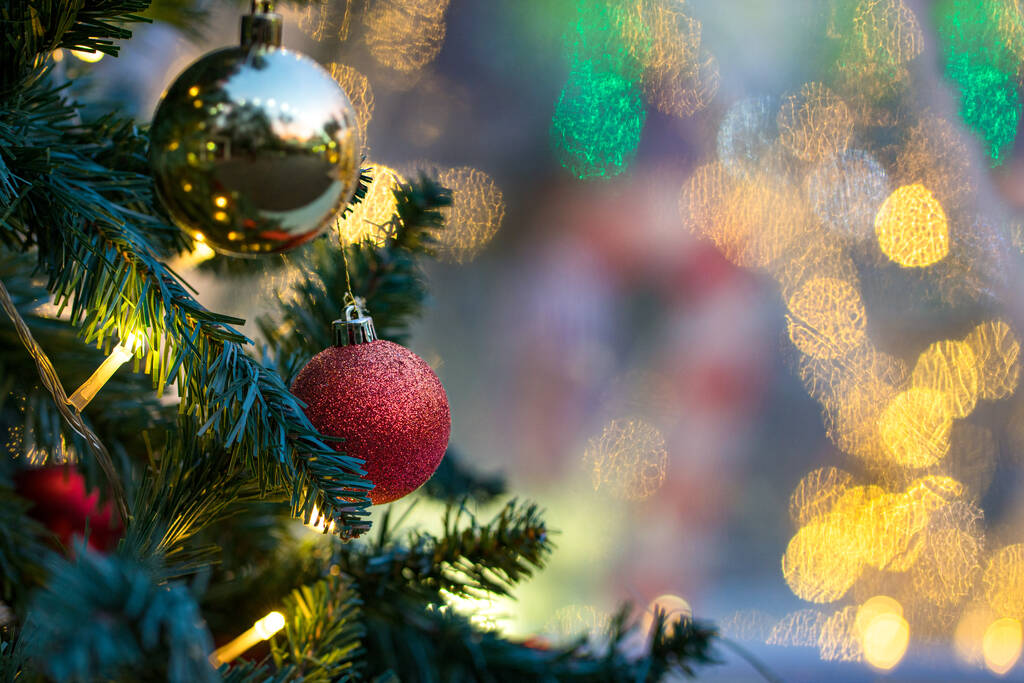 Ağaçta asılı duran ışıklı Noel topları. Boşluğu kopyala. - Fotoğraf, Görsel