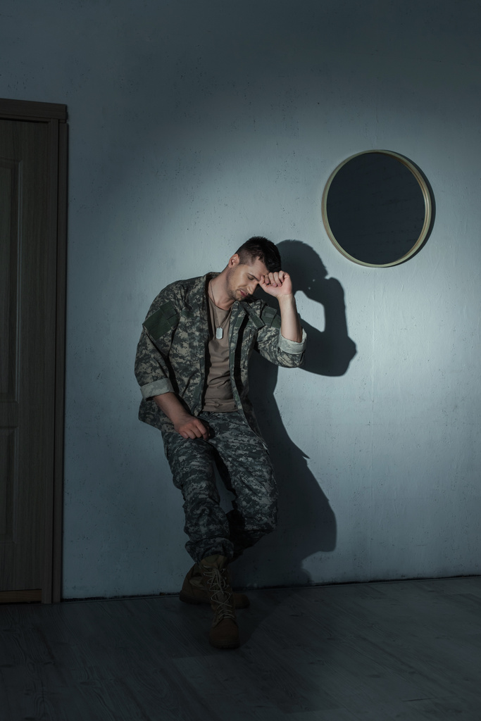 Przygnębiony weteran wojskowy cierpiący na zespół stresu pourazowego w domu w nocy  - Zdjęcie, obraz