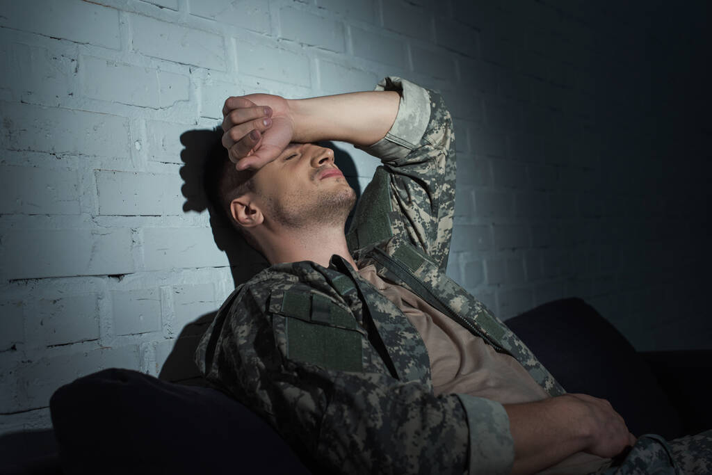 Üniformalı bir asker, geçmişe dönüş ve gece evde zihinsel sorunlar yaşıyor.  - Fotoğraf, Görsel