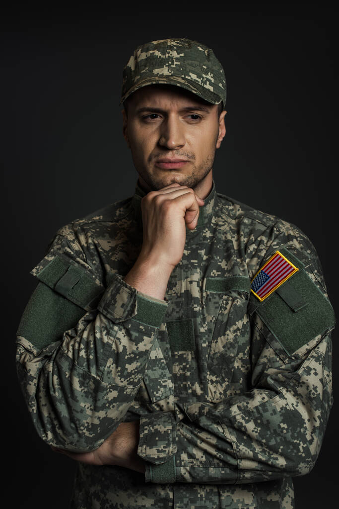 Amerikai katona álcázó egyenruhában és sapka szenved PTSD izolált fekete  - Fotó, kép