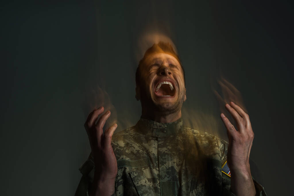 Kaksinkertainen altistuminen palvelija huutaa kärsiessään dissosiaatiohäiriö eristetty tummanharmaa  - Valokuva, kuva