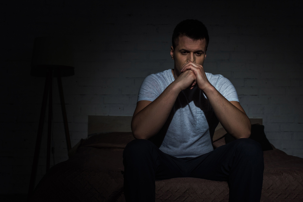 καταθλιπτικός άνθρωπος που έχει αϋπνία και παλεύει από διαταραχή μετατραυματικού στρες  - Φωτογραφία, εικόνα