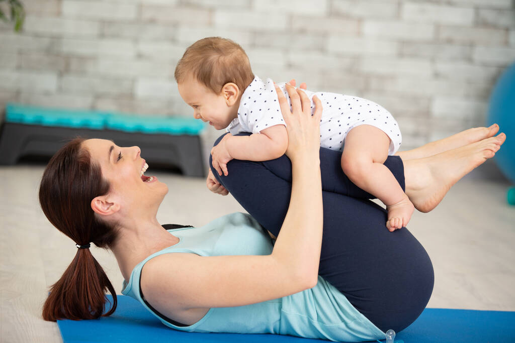 mãe faz exercícios pós-natais com seu bebê - Foto, Imagem