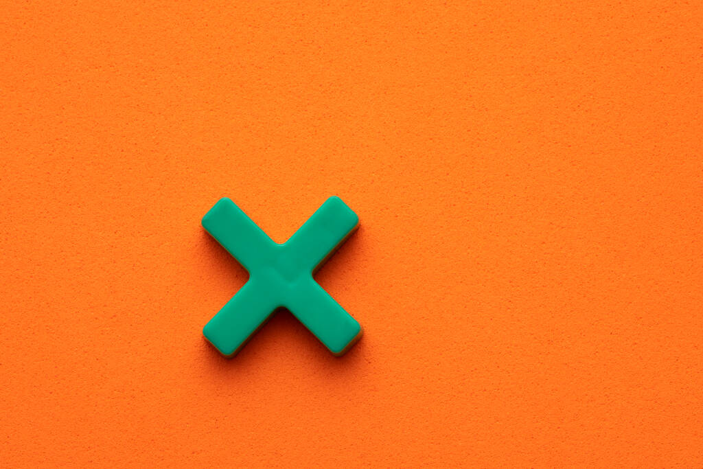 Panneau de multiplication - Pièce en plastique vert sur fond mousseux orange - Photo, image