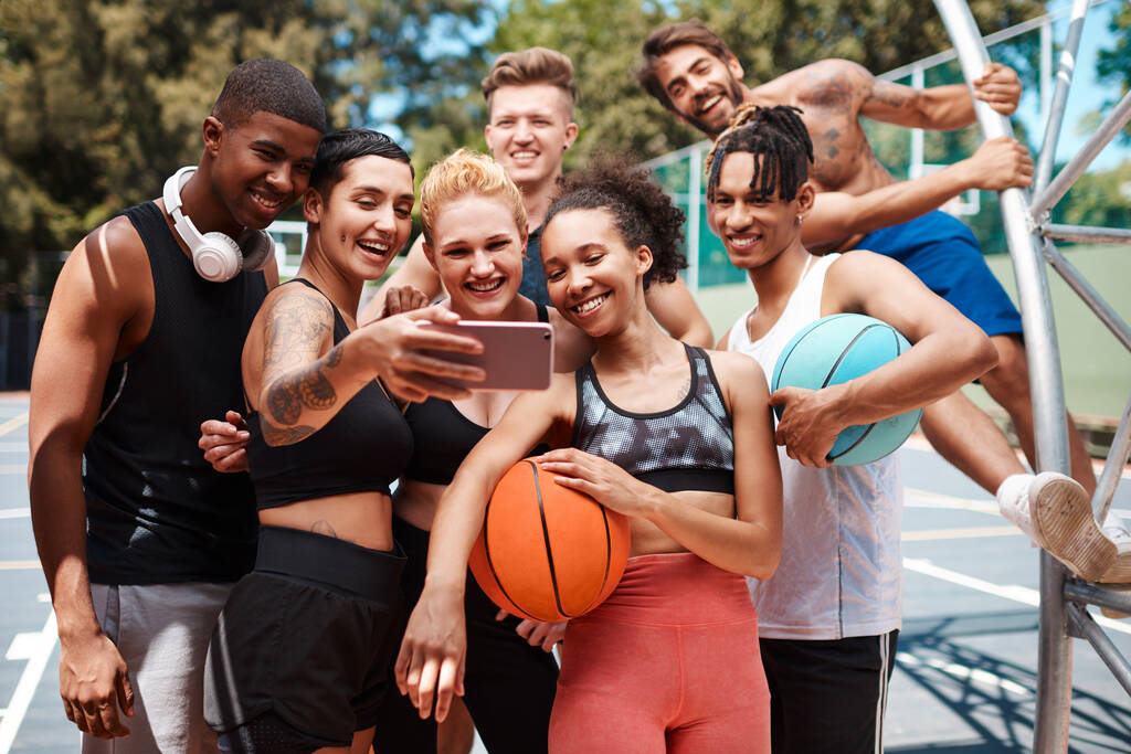 Kokoontukaa tiimin selfietä varten. ryhmä urheilullisia nuoria, jotka ottavat selfieitä yhdessä urheilukentällä - Valokuva, kuva