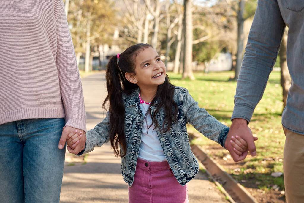 Уявіть речі, які добре відкриваються сьогодні. чарівна маленька дівчинка збирається гуляти в парку зі своїми батьками
 - Фото, зображення