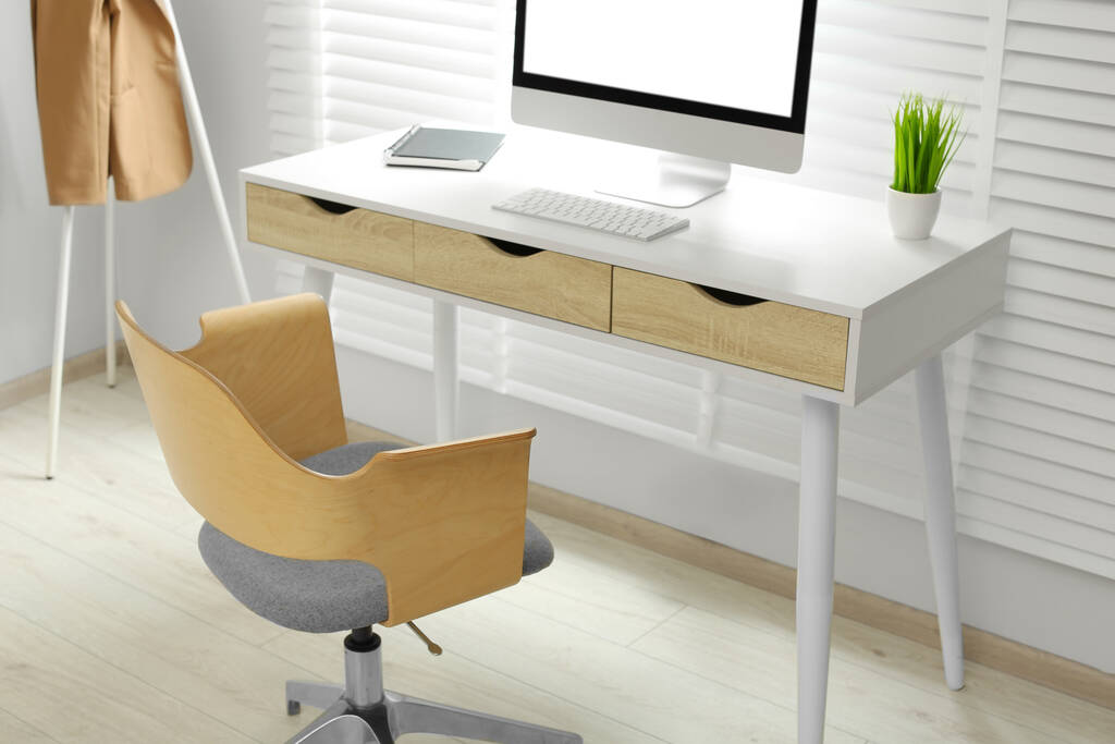 Intérieur de bureau élégant avec chaise confortable, bureau et ordinateur - Photo, image
