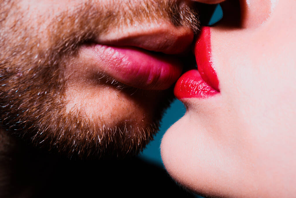 Embrasse les lèvres. Gros plan sur un jeune couple romantique qui s'embrasse. Saint Valentin amour belle - Photo, image