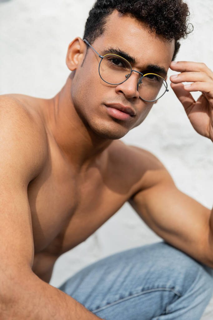 Retrato de hombre cubano sexy y musculoso en elegantes gafas redondas  - Foto, Imagen