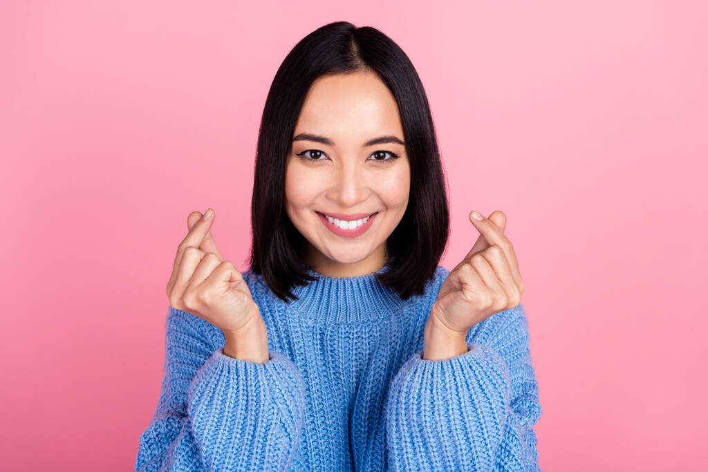 Portret pięknej pozytywnej pani promieniejące uśmiech ręce palce demonstrują koreański gest miłości odizolowany na różowym tle koloru. - Zdjęcie, obraz