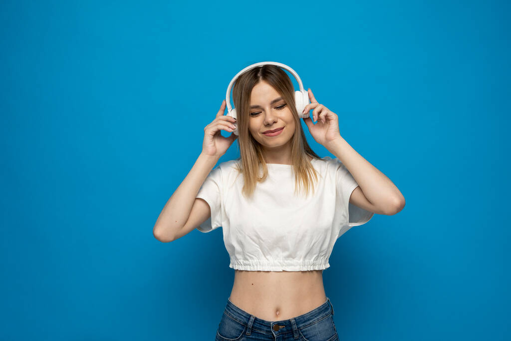 Portret van haar ze aantrekkelijk charmant vrolijk meisje luisteren podcast motivatie playlist of ontspannen muziek - Foto, afbeelding
