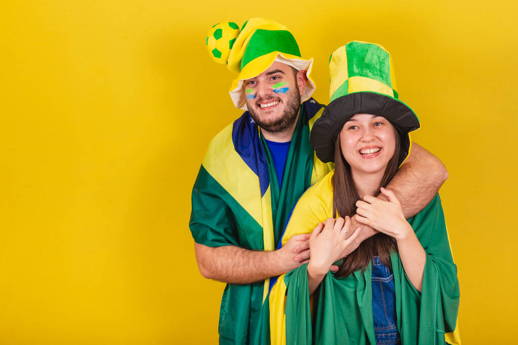 para, kibice piłki nożnej z Brazylii, przytulanie, uśmiech, miłość w meczu piłki nożnej. - Zdjęcie, obraz