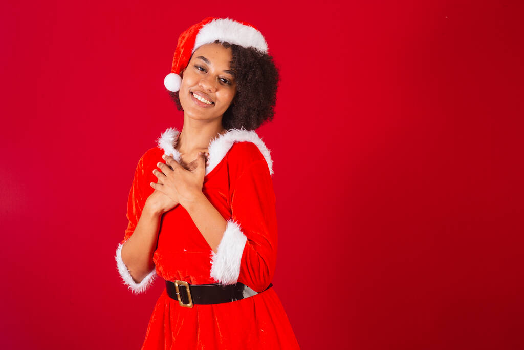 mooie zwarte Braziliaanse vrouw verkleed als kerstman, mama claus, dankbaarheid - Foto, afbeelding