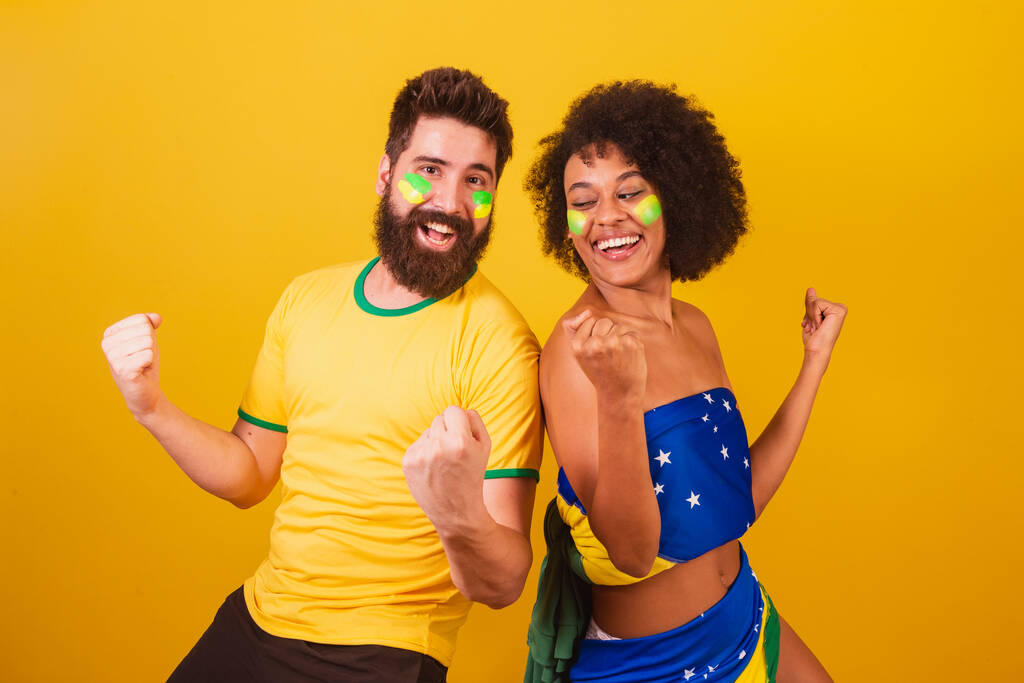 Brezilya futbolu hayranları, Brezilya renginde giyinmiş, siyah kadın, beyaz erkek.. - Fotoğraf, Görsel
