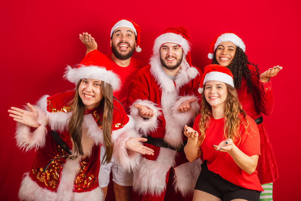 Brazilští přátelé, s vánočním oblečením, Santa Clausem. vítejte otevřené paže. - Fotografie, Obrázek