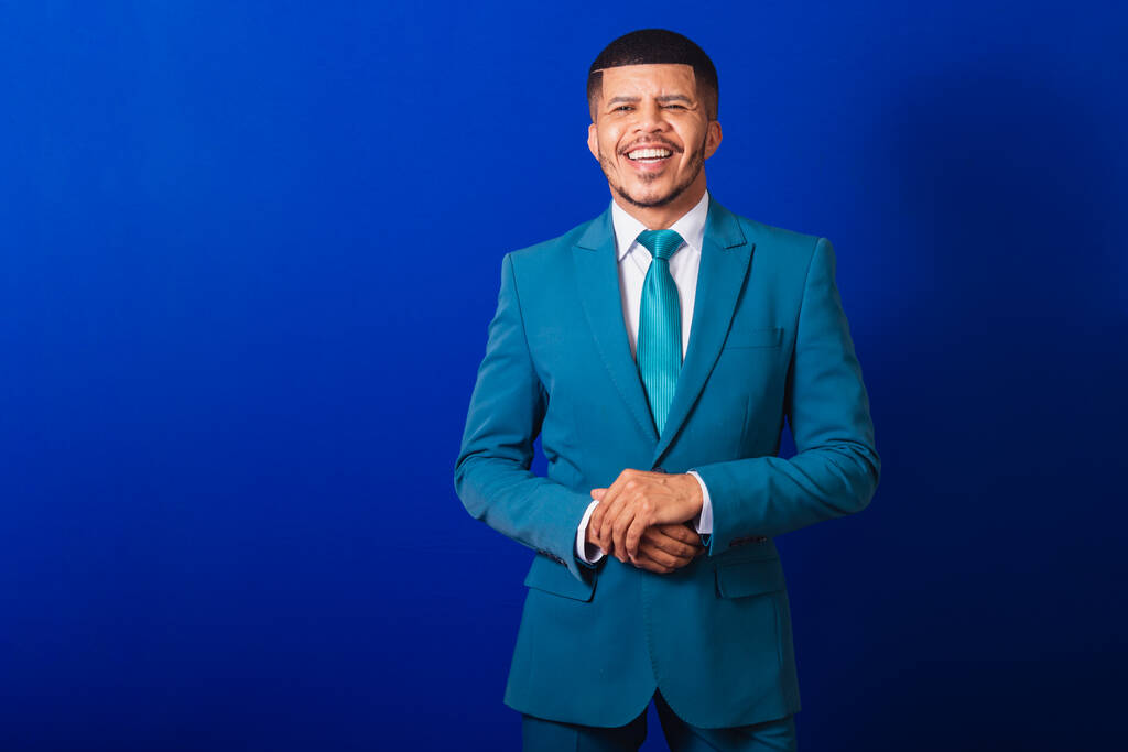 Hombre negro brasileño, vestido con traje y corbata azul. hombre de negocios. brazos cruzados, cara sonriente - Foto, Imagen