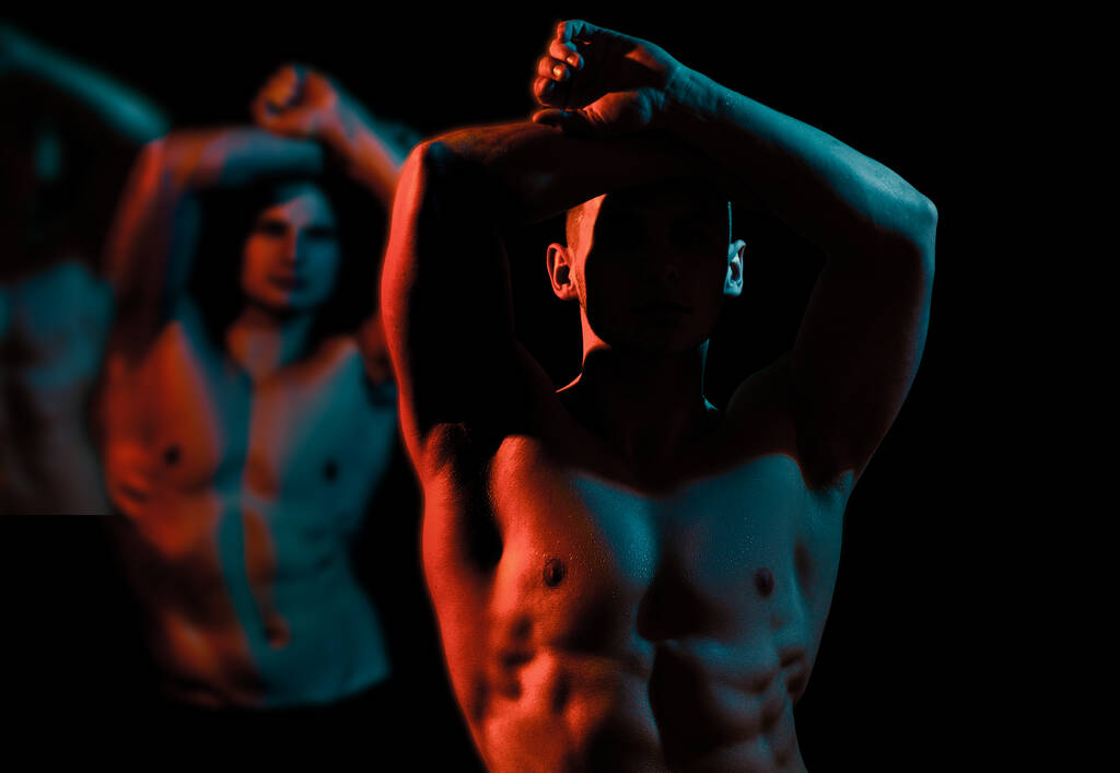 Gayové svalnaté tělo. Svalové modely sportovních mladých mužů na tmavém pozadí. Módní portrét silných brutálních chlapů se svaly nahými. Sexy nahý trup, šest balení břicha - Fotografie, Obrázek