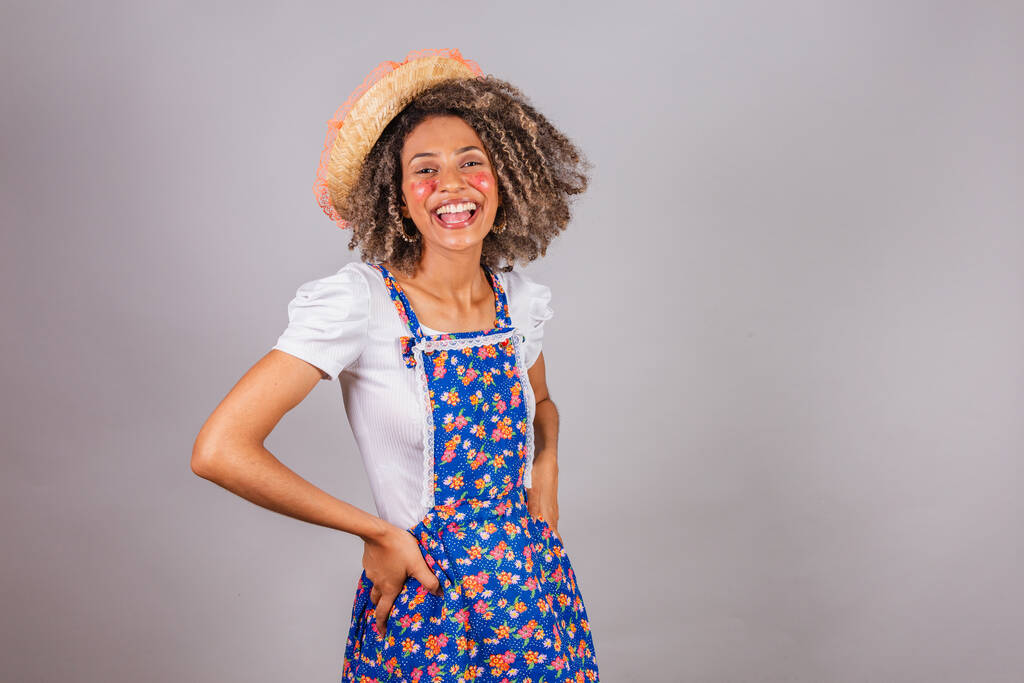 Jovem brasileira negra, com roupas de campo, vestida para a Festa Junina. Festival de São João. mãos na cintura. - Foto, Imagem