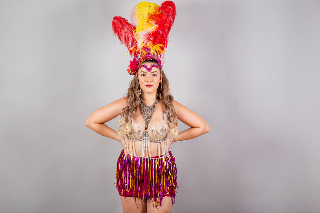 Horizontal, tiro de medio cuerpo, hermosa mujer brasileña en ropa de carnaval. sonriendo - Foto, imagen