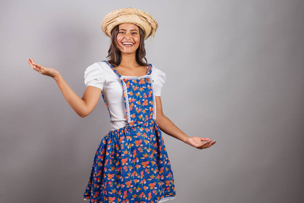 Mujer brasileña vistiendo ropa de campo, fiesta So Joo, fiesta Junina. Con los brazos abiertos, bienvenidos.  - Foto, imagen