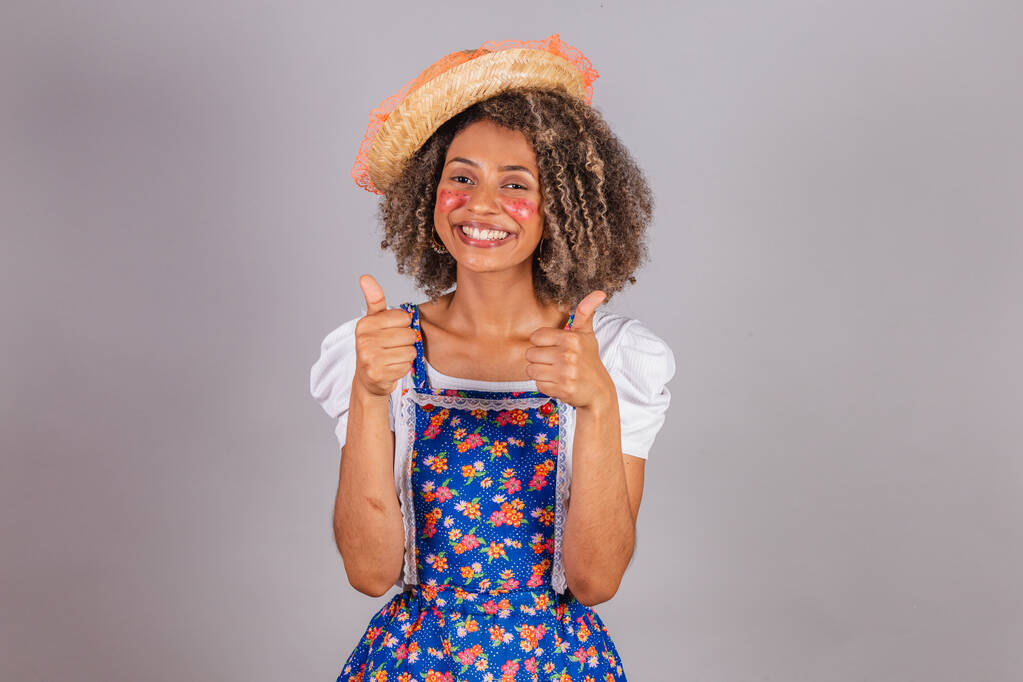 Fiatal fekete brazil nő, vidéki ruhában, Festa Juninának öltözve. Szent János ünnepe. hüvelykujj felemelt, optimista, boldog, pozitív. - Fotó, kép