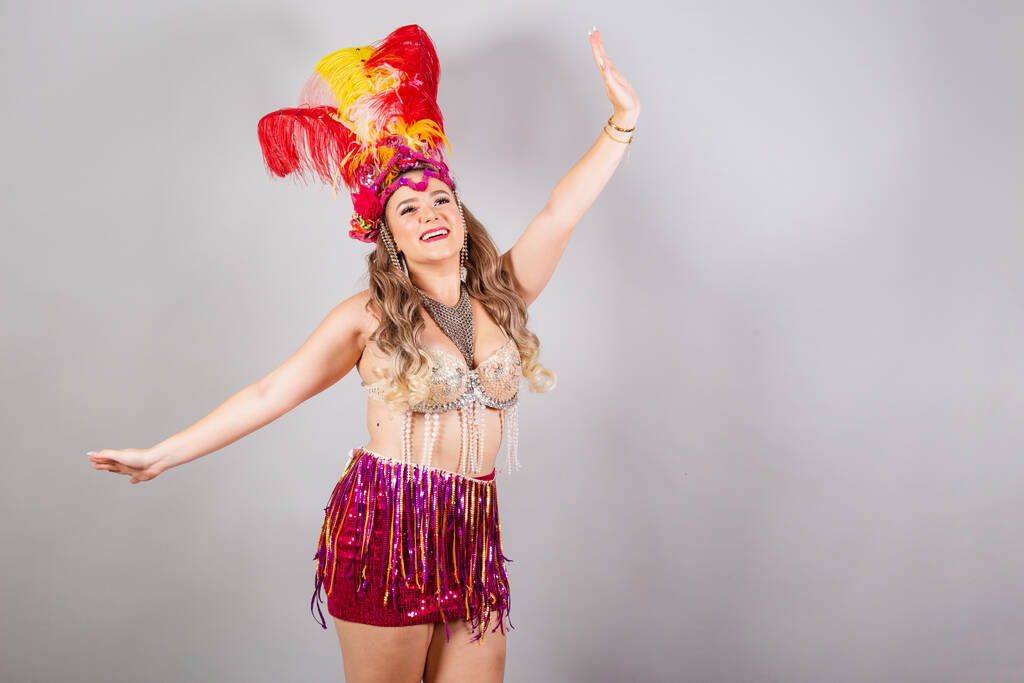 Horizontal, tiro de medio cuerpo, hermosa mujer brasileña en ropa de carnaval. bailando. - Foto, imagen