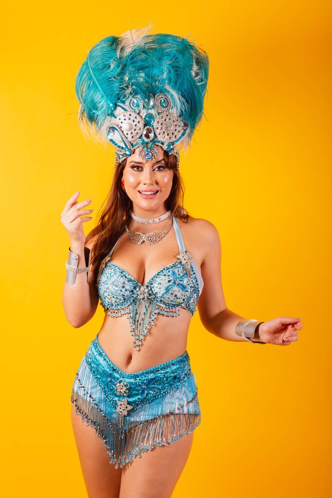 Dikey atış, yarı vücut, karnaval kıyafetleri içindeki güzel Brezilyalı kadın. Fotoğraf için poz. - Fotoğraf, Görsel