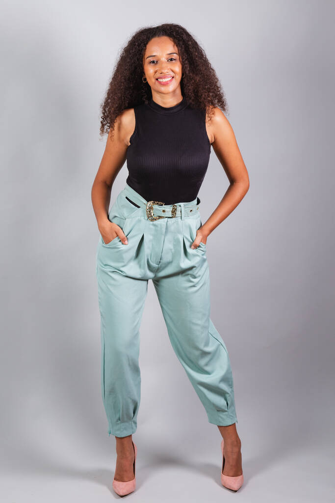 függőleges fotó, gyönyörű fekete brazil nő, optimista, pozitív, boldog mosolygós, göndör haj. - Fotó, kép