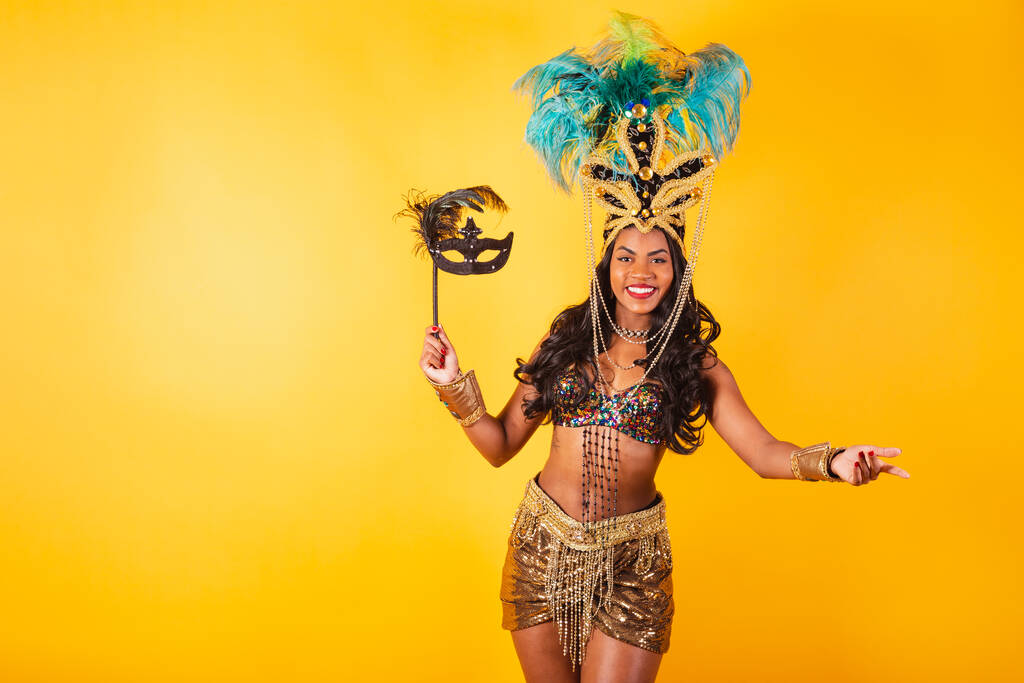 Horizontal, medio cuerpo, mujer brasileña negra vestida de carnaval. con máscara de carnaval. - Foto, Imagen