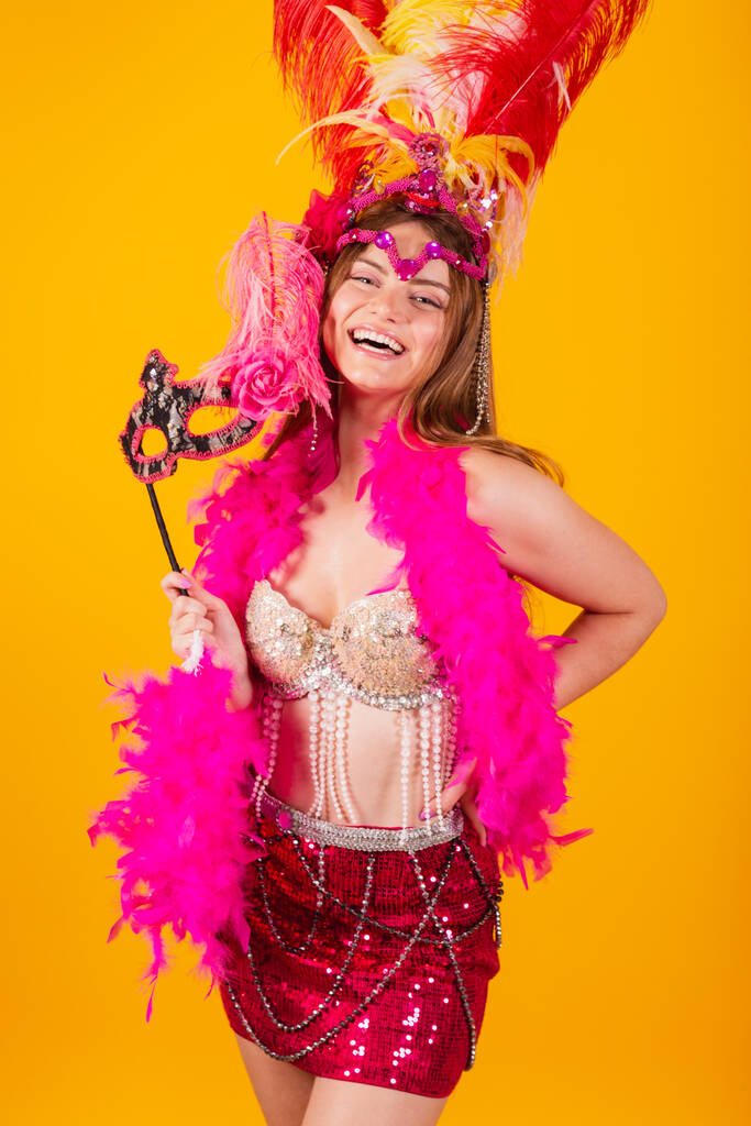 hermosa mujer brasileña rubia con ropa de reina de la escuela de samba, carnaval. Corona de plumas. celebración de máscara de carnaval. - Foto, Imagen