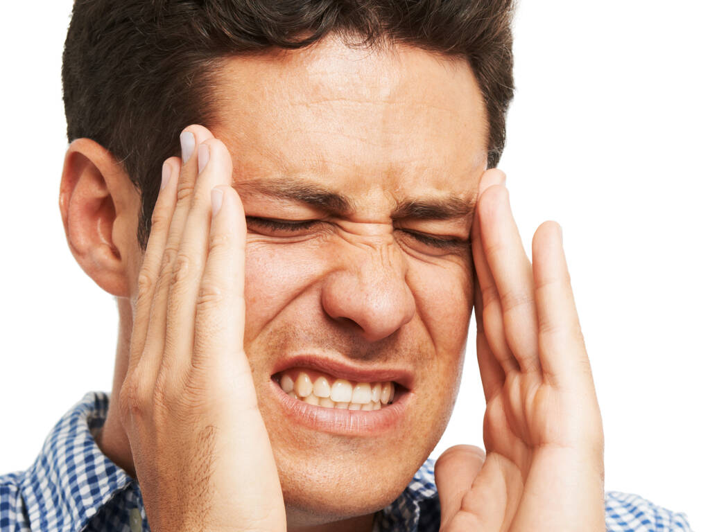 Cette migraine est insupportable. Un jeune homme tenant la tête à cause d'un mal de tête éclatant - Photo, image