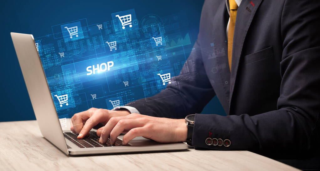 Бизнесмен, работающий на ноутбуке с надписью SHOP, концепция интернет-магазинов
 - Фото, изображение