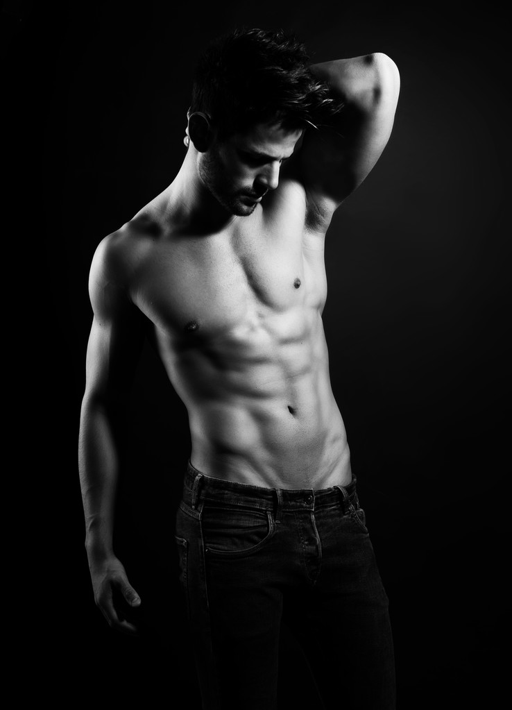 Όμορφος νεαρός μυϊκή bodybuilder που δείχνει μυών του - Φωτογραφία, εικόνα
