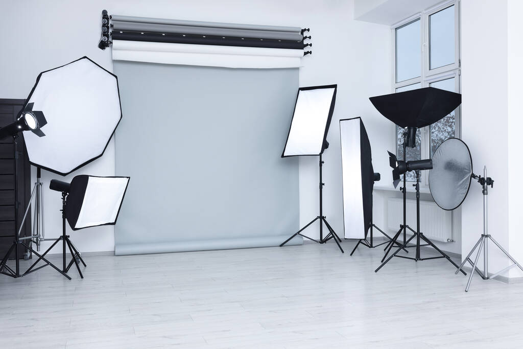 Interno di moderno studio fotografico con attrezzature di illuminazione professionale
 - Foto, immagini