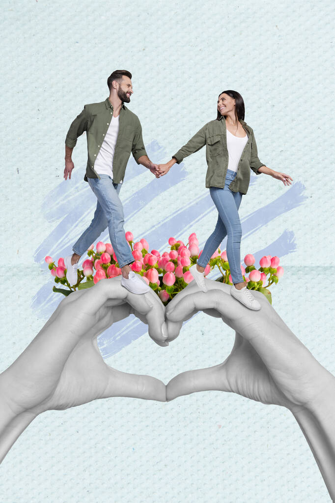 Verticale composito design collage di due persone amore storia coppia mani insieme cuore segno anime gemelle matrimonio isolato su sfondo blu. - Foto, immagini