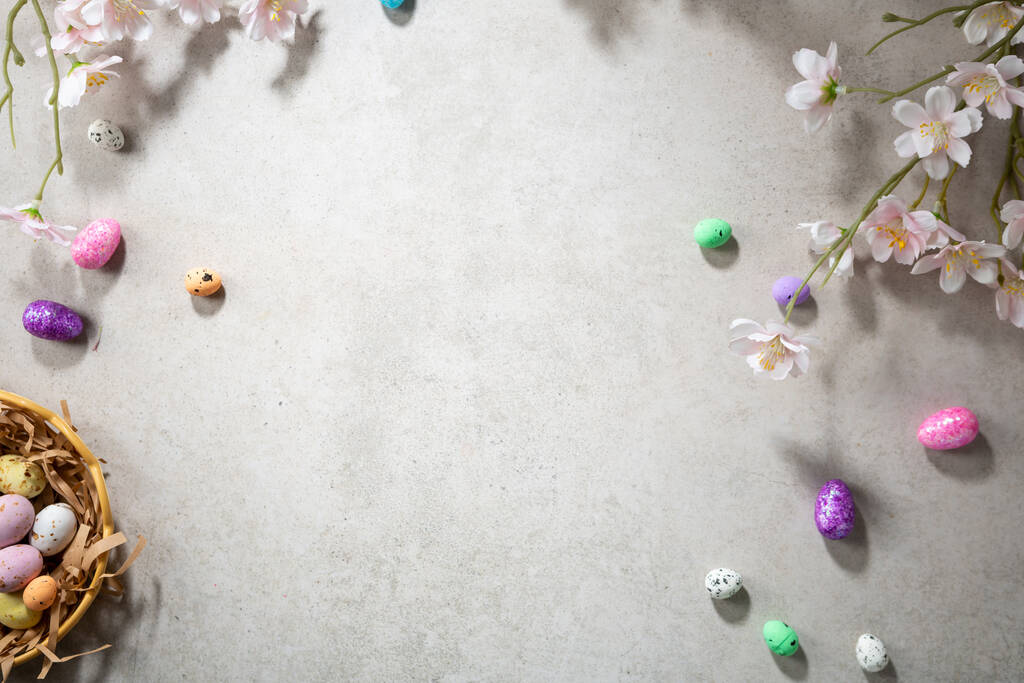 Czekolada jajka cukierki top view Wielkanoc wakacje tło kwiaty - Zdjęcie, obraz
