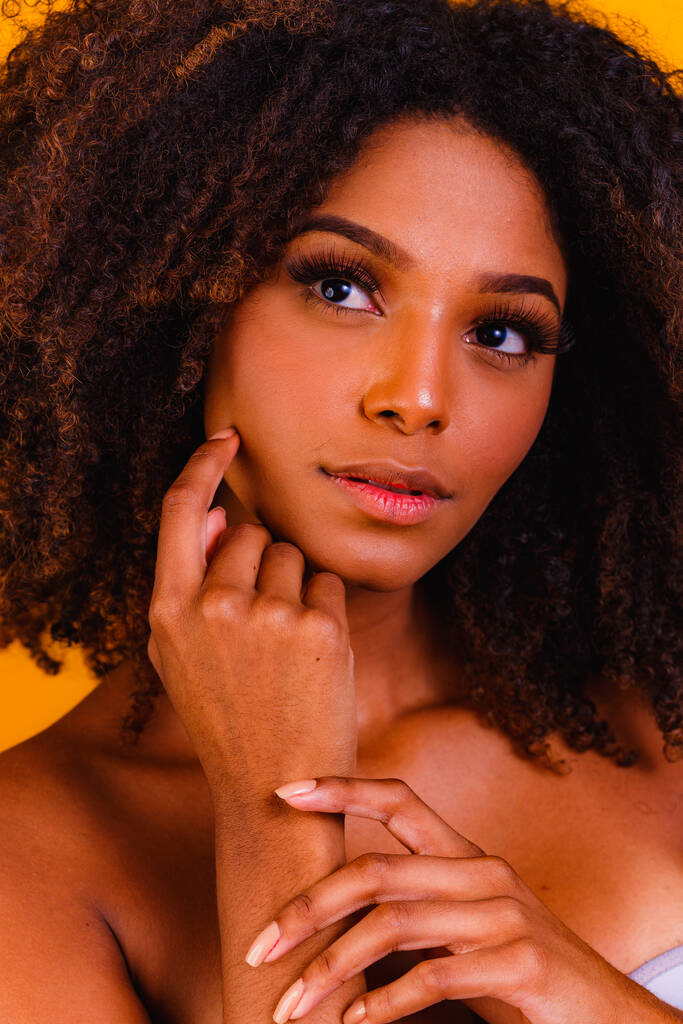 完璧な肌と巻き毛を持つアフリカ系アメリカ人のスキンケアモデル。美容スパトリートメントコンセプト. - 写真・画像