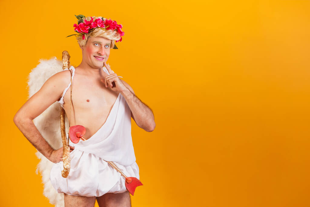 Valentijnsdag concept. Portret van de God van de liefde - Cupido met pijl en boog op een gele achtergrond. - Foto, afbeelding