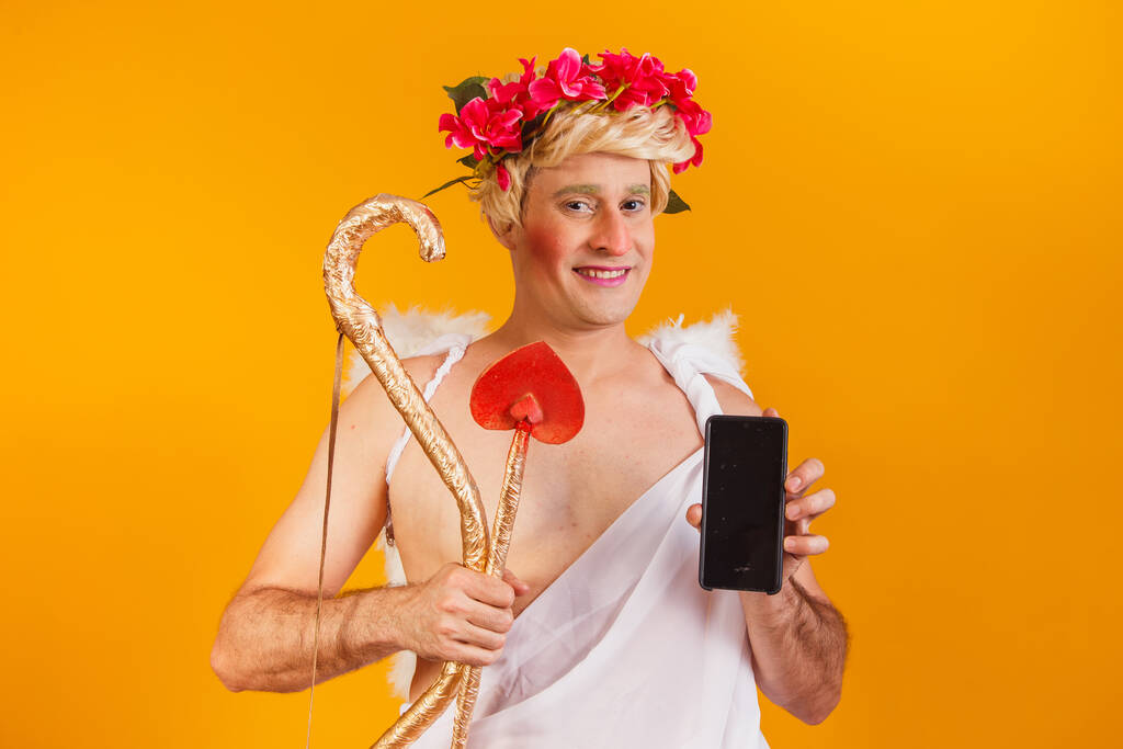 Cupido sosteniendo el teléfono celular. Promoción del Día de San Valentín - Foto, imagen