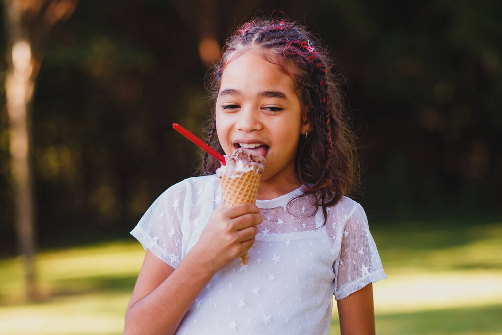 Menina bonito comendo sorvete
 - Foto, Imagem